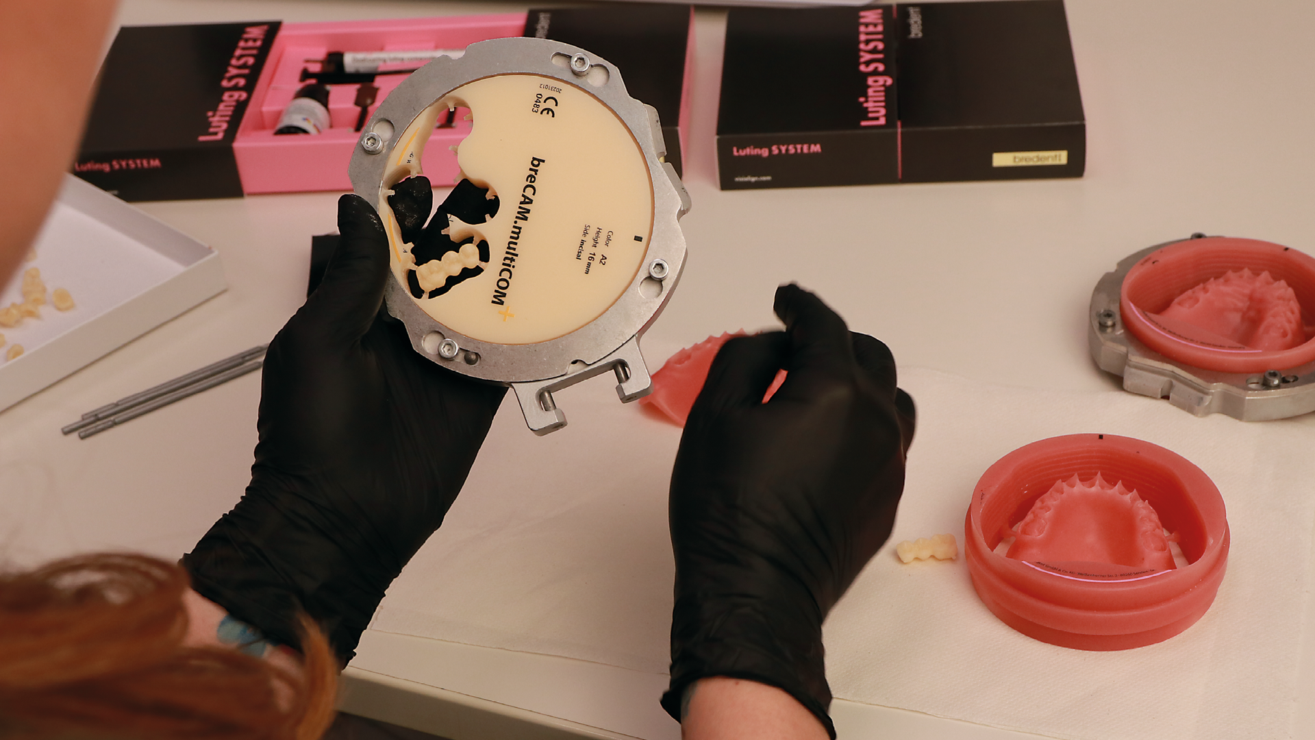 Pianificazione digitale guidata dalla precisione e processi di produzione intelligenti stanno plasmando una nuova generazione di soluzioni efficienti per la cura dentale