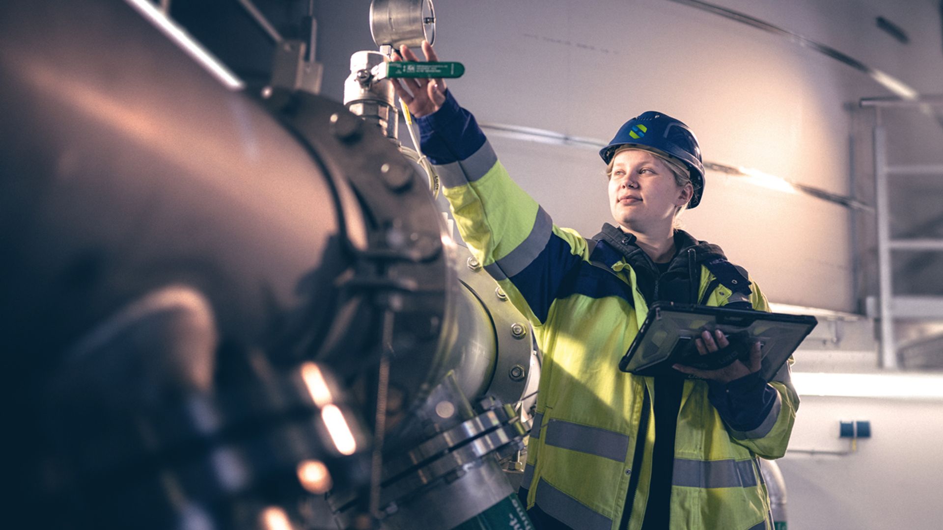 Een medewerkster van Stadtwerke Südholstein bij de controle van de watervoorzieningsinstallaties
