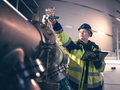 Eine Mitarbeiterin der Stadtwerke Südholstein bei der Überprüfung der Wasserversorgungsanlagen