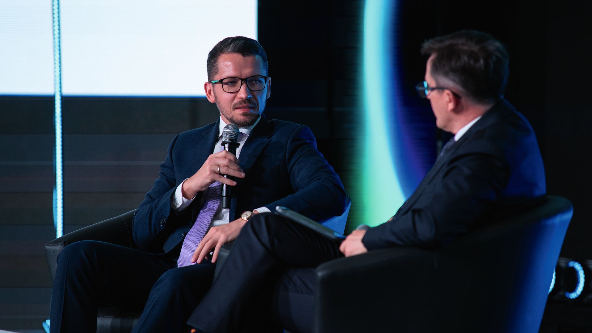 Krystian Kamyk offre le sue intuizioni in una sessione informativa di domande e risposte, condividendo prospettive strategiche plasmate da anni di guida a trasformazioni complesse