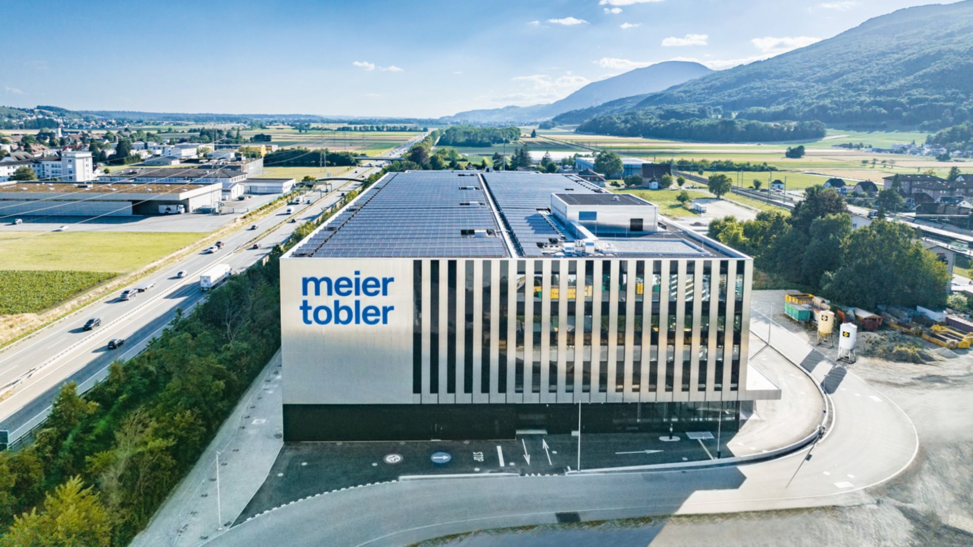 Zicht op het dienstencentrum Oberbuchsiten met ongeveer 42.000 locaties voor kleine onderdelen en ruimte voor 32.000 pallets in het hoogbouwmagazijn.