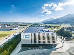 Zicht op het dienstencentrum Oberbuchsiten met ongeveer 42.000 locaties voor kleine onderdelen en ruimte voor 32.000 pallets in het hoogbouwmagazijn.