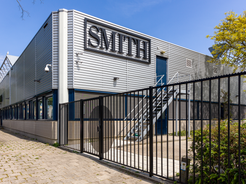 Smiths Amsterdamer Hub – zentrales Logistik- und Qualitätszentrum, das die globale Versorgung mit schneller, zuverlässiger Komponentenbeschaffung in ganz Europa verbindet