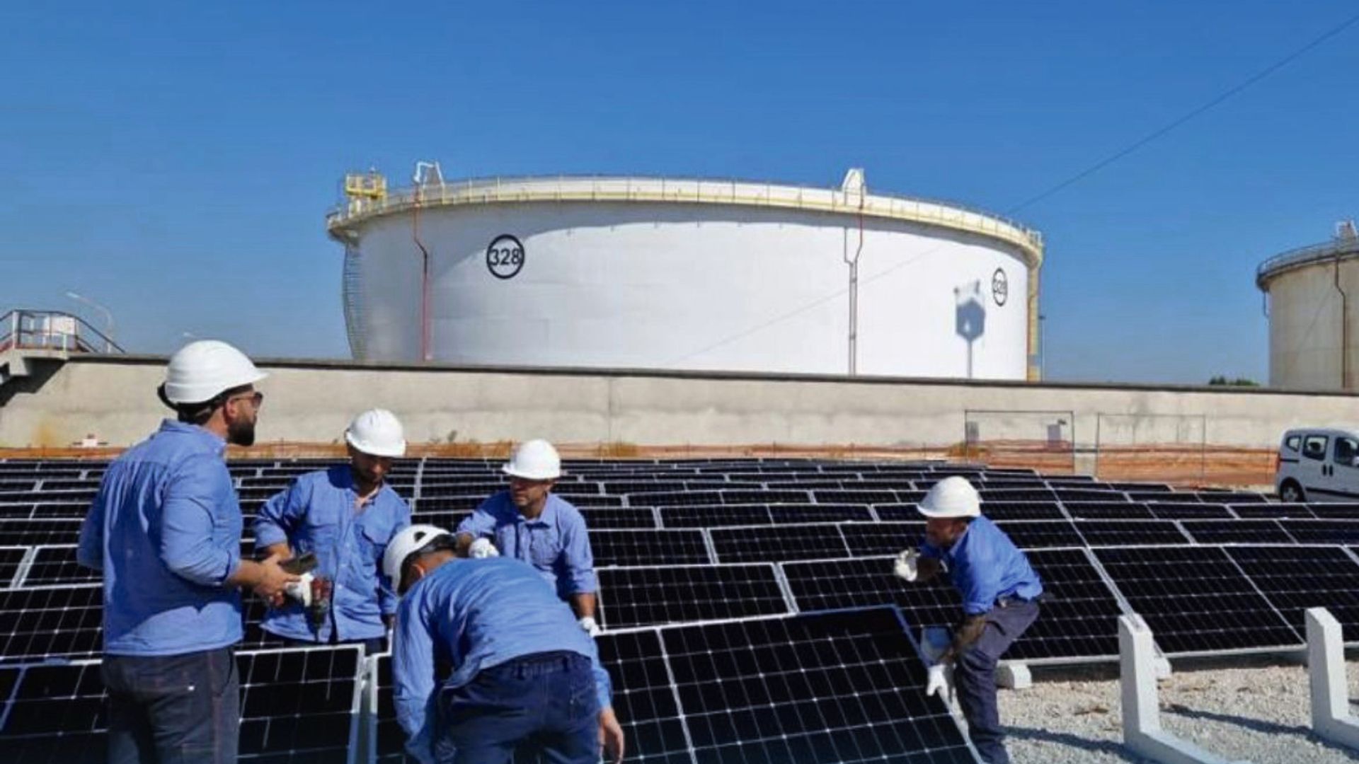 Industrielle photovoltaische Installation mit SIAT-Technikern bei der Arbeit