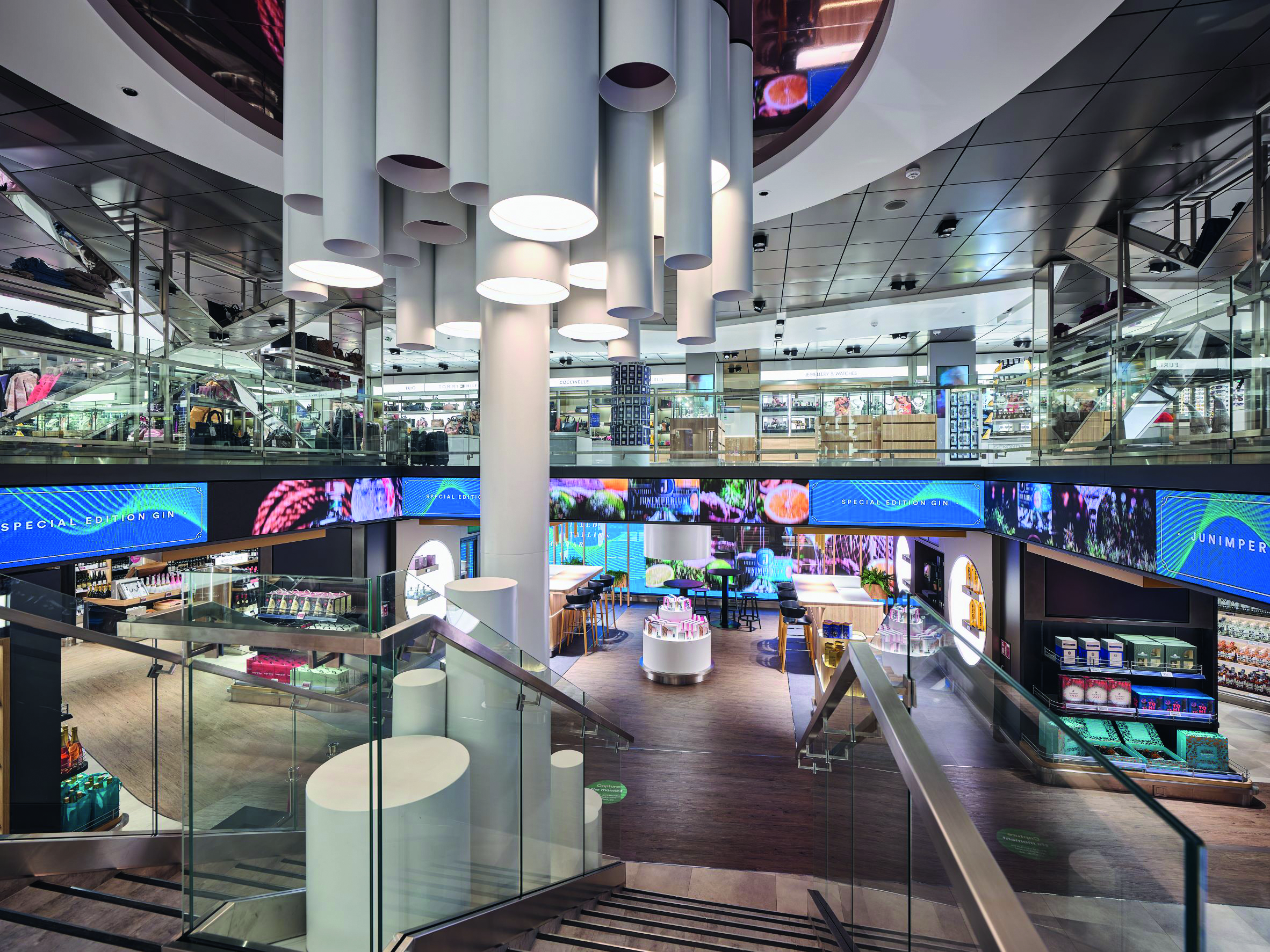 Winkel paradijs op de pendelboot 'My Star', waar vrije tijd en gemak elkaar ontmoeten op de hoge zeeën
