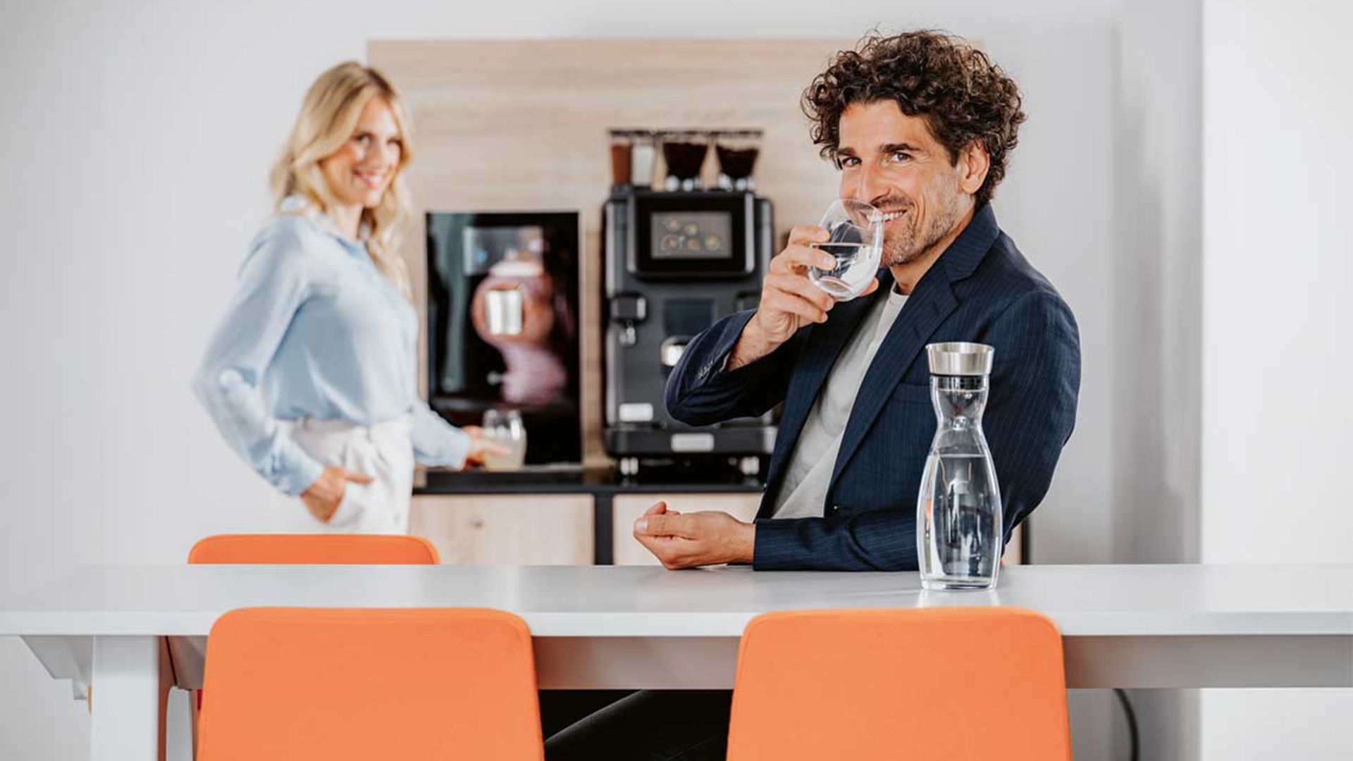 Colegas de Kaffee Partner en la máquina de café