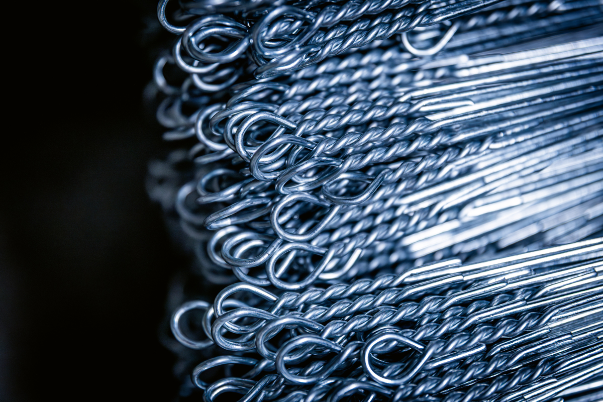 ...two eyelets at the ends, which are clicked into each other by hand without tools and without effort