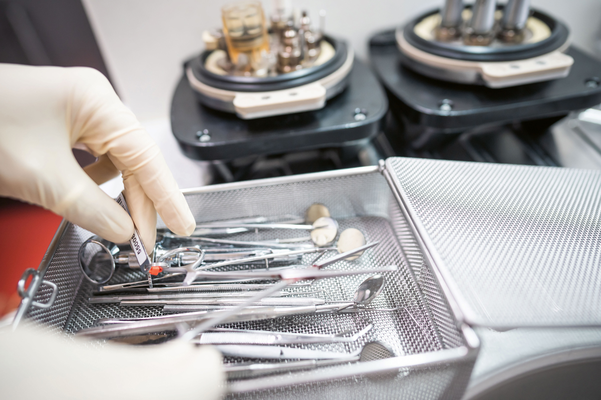 ...Examen minutieux de la préparation des instruments médicaux