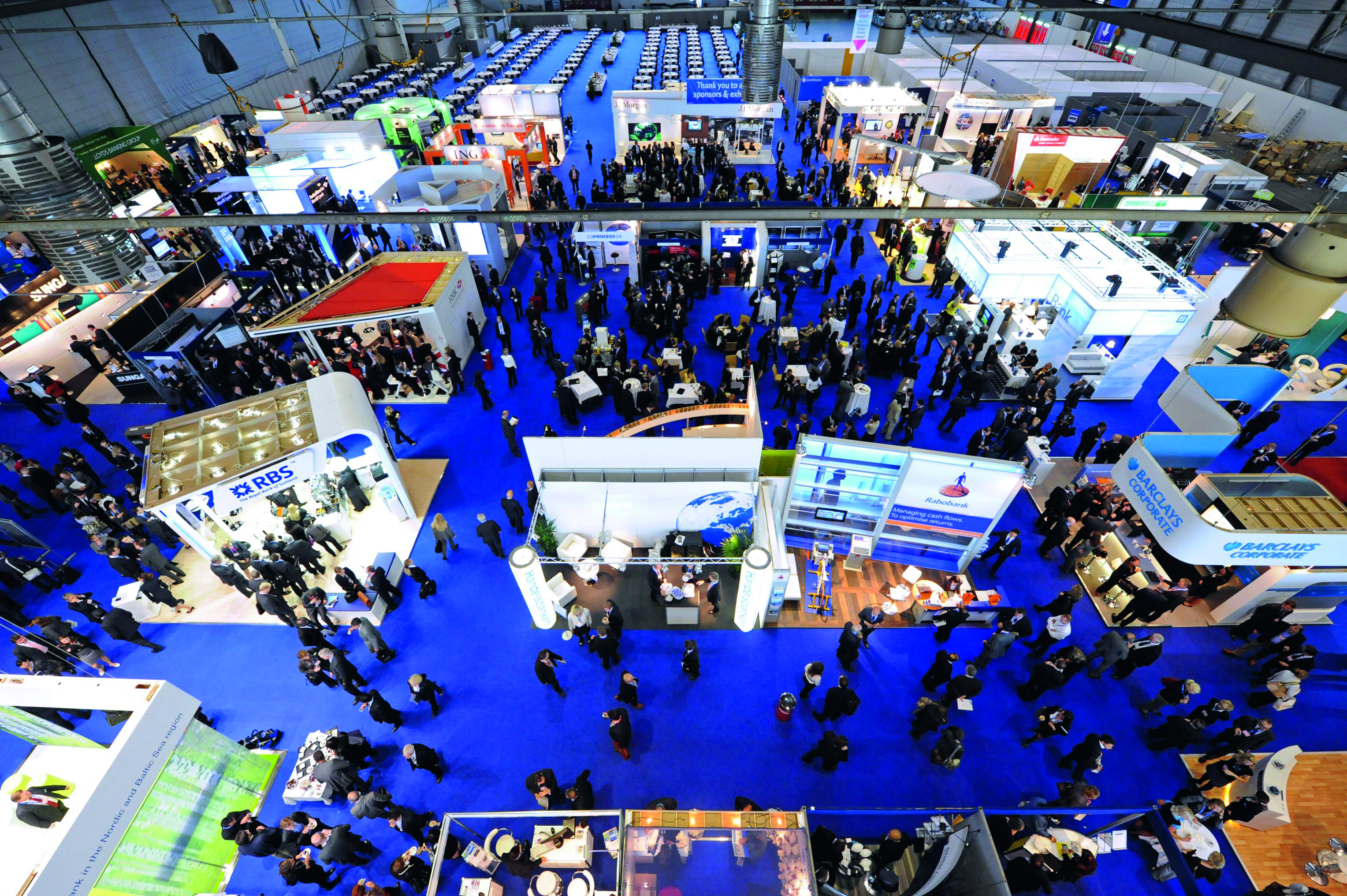 energía vibrante de una feria comercial bulliciosa