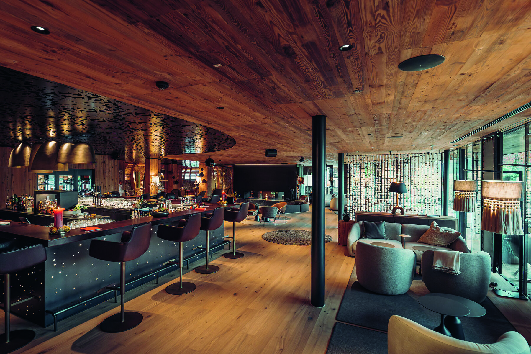 Enjoying a drink and a pleasant conversation at a bar: What unwinding is truly about.