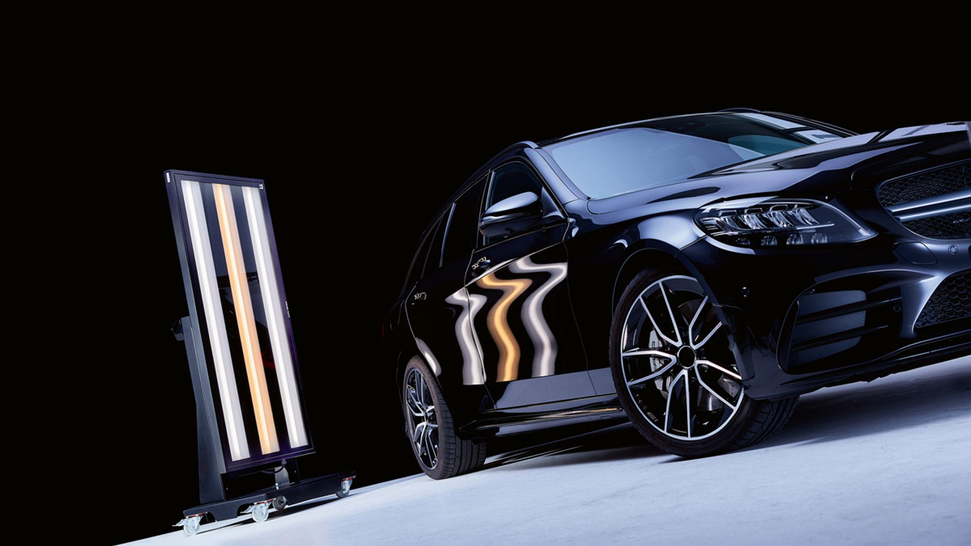 Voor een stralend oppervlak: De mobiele lakcontrolelamp benadrukt kwaliteitsgebreken voordat deze aan de klant worden geleverd