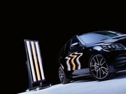 Egy ragyogó felületért: A mobil lakkkontroll-lámpa kiemeli a minőségi hiányosságokat mielőtt a terméket a vevőnek kiszállítják