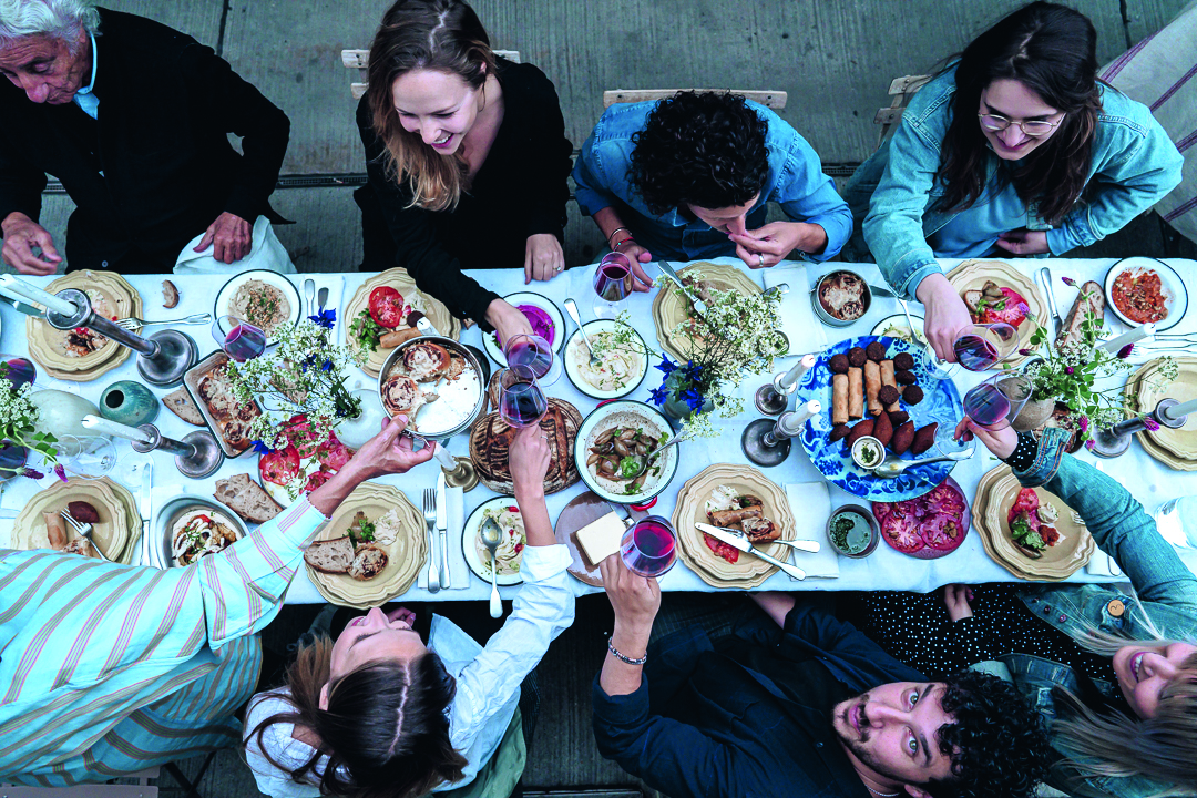 A NENI-nél étkezés több mint csak evés – kapcsolatról, beszélgetésről és jó étel együtt élvezetéről szól egy élénk, barátságos légkörben