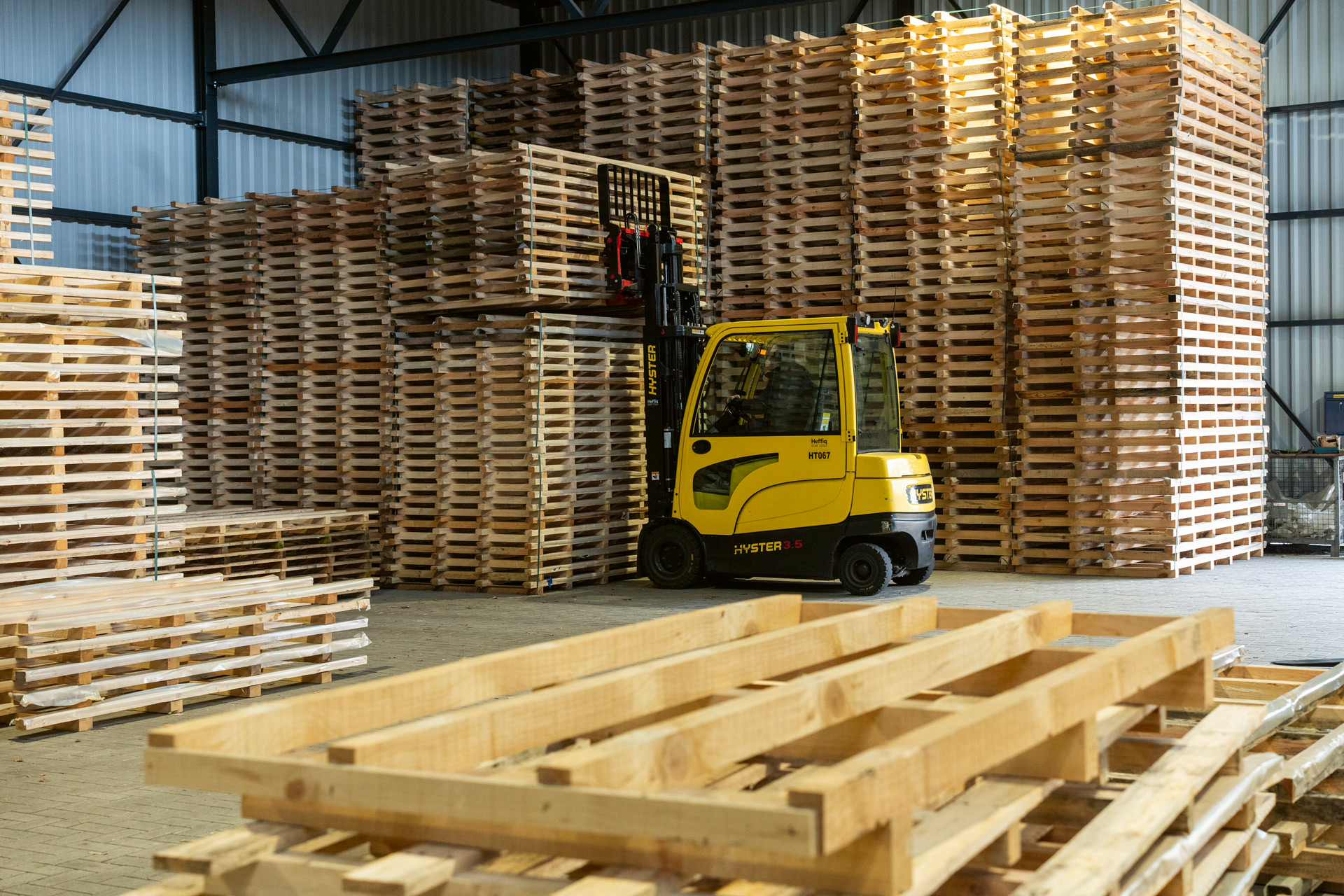 Hatékony és környezetbarát logisztikai megoldás egy jól szervezett visszahozatali rendszer keretében: A faanyag raktárban gondosan tárolják az összes faanyagot...