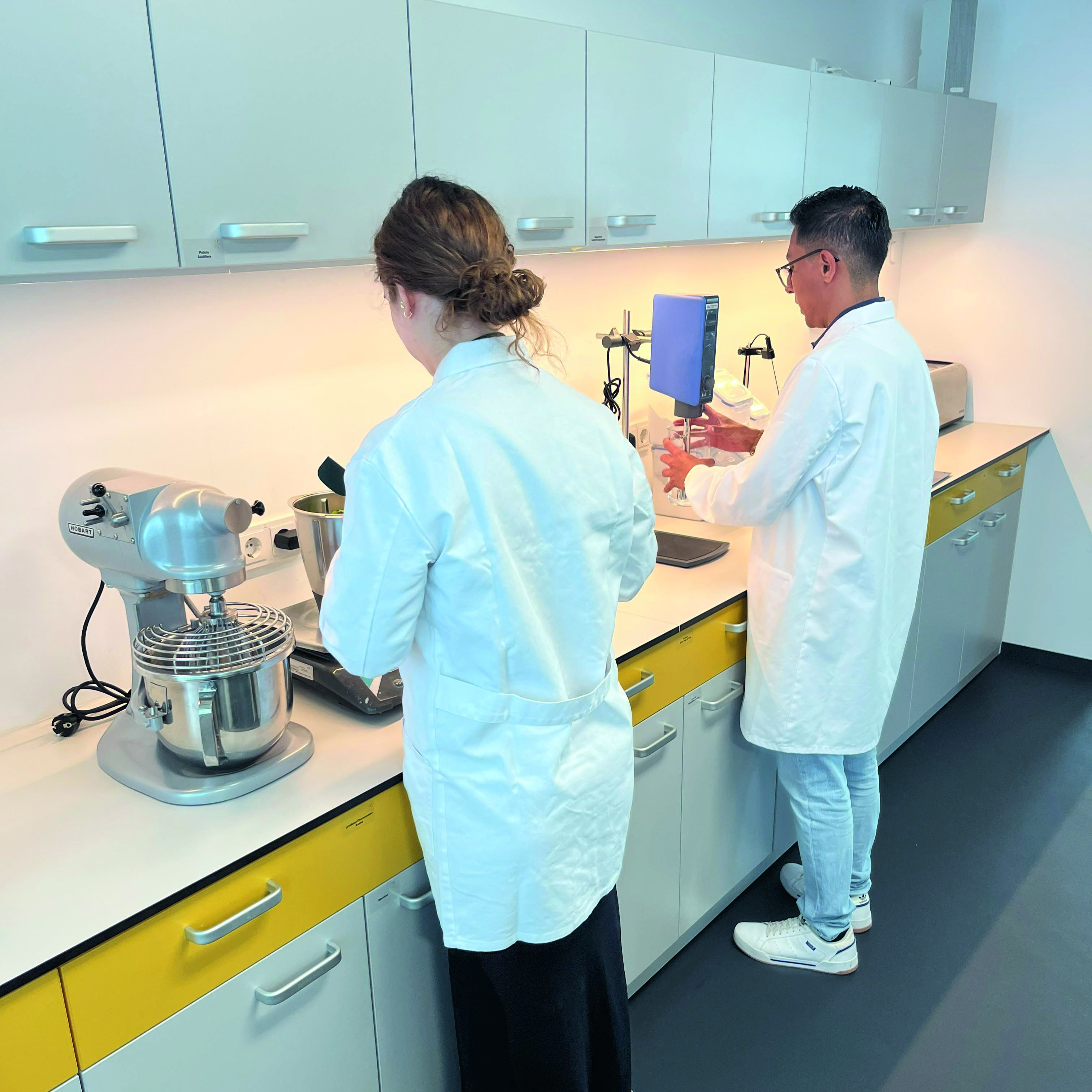 Soluzioni su misura: il team di assistenza tecnica di Sunbloom lavora a stretto contatto con i clienti per ottimizzare le formulazioni