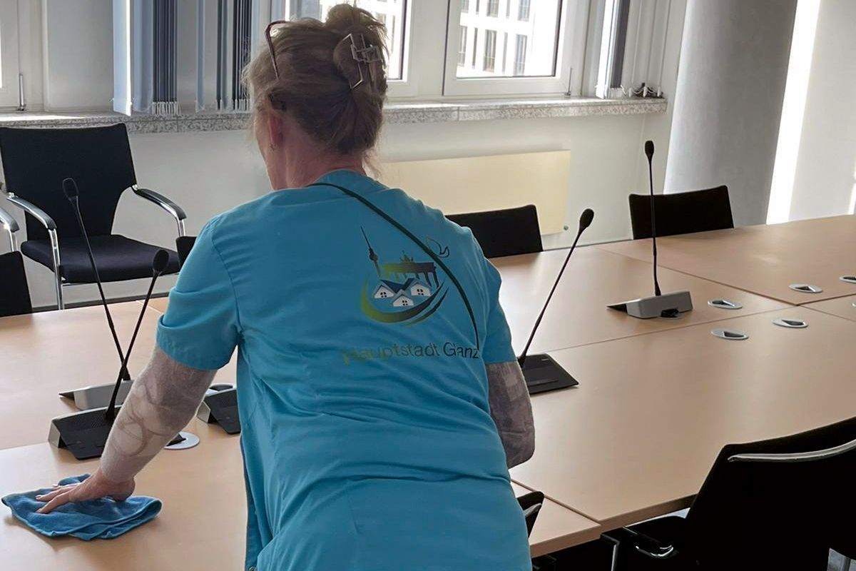 Addetta alle pulizie nel Duomo tedesco