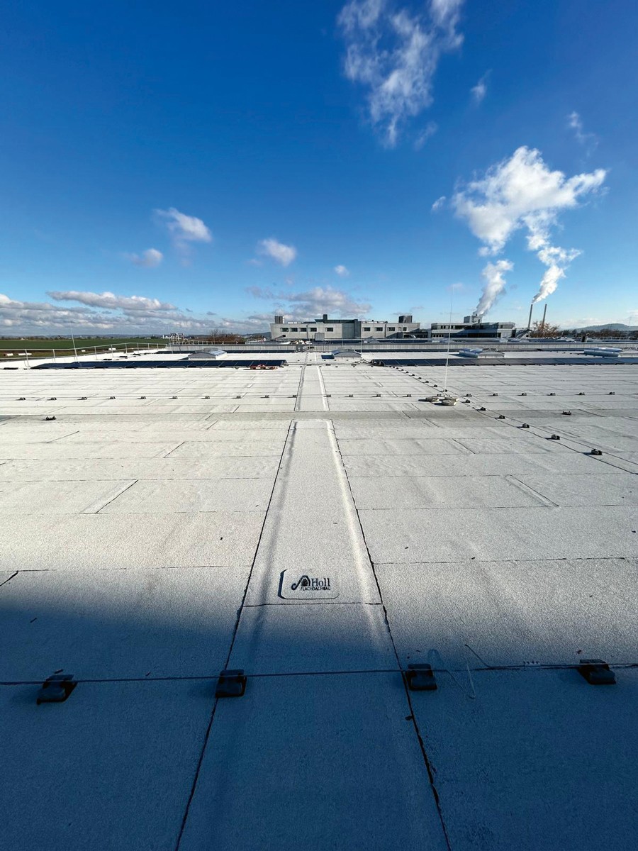 Vue sur un projet de toit plat à l'échelle industrielle