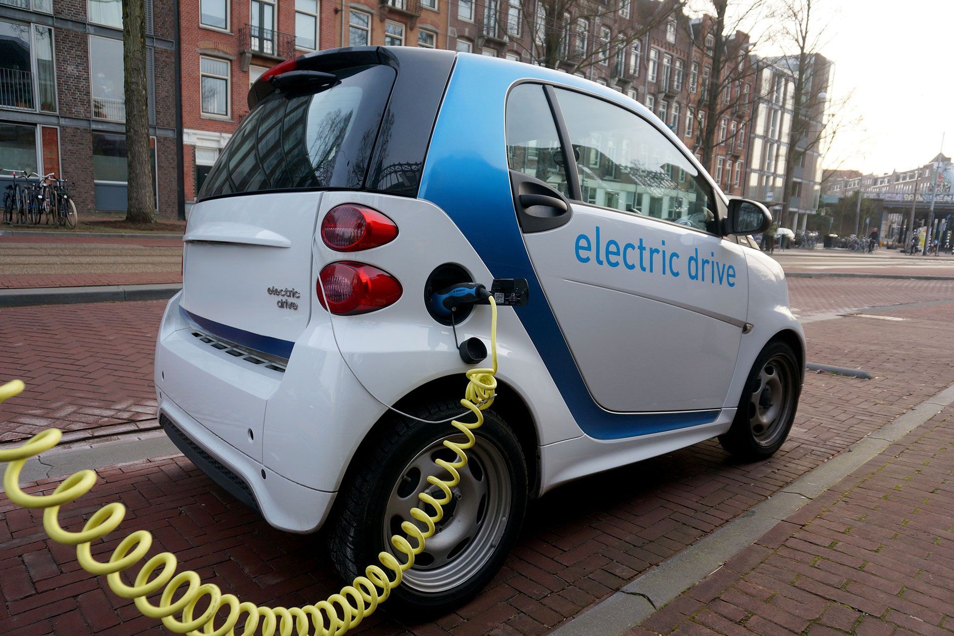 Auto elettrica in carica