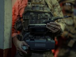 Progettato per l'uso in prima linea, il Black Hornet può essere padroneggiato rapidamente, con gli utenti che apprendono le operazioni di base in circa un'ora e diventano pronti per la missione dopo solo pochi giorni
