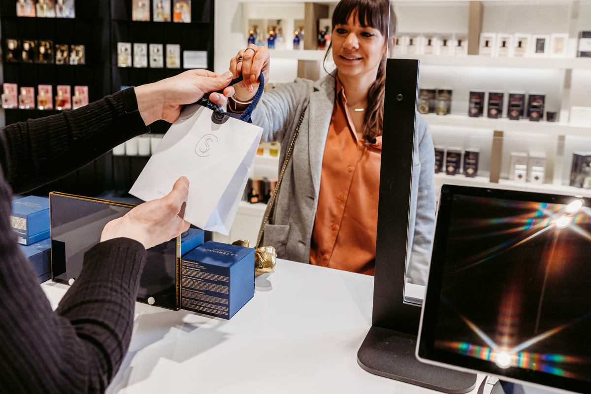 Bezproblemowo połączone: W sklepie usługi i cyfrowe dane inteligentnie się przeplatają – dla spójnego doświadczenia zakupowego, które łączy komfort i wierność marki