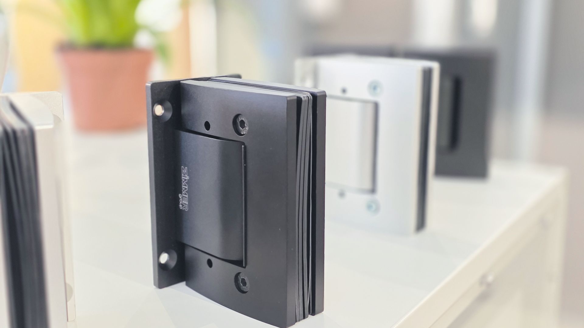 eaZI®flex VITROX hinges: A close look at Zimmer’s hinge solution designed for smooth, controlled closing