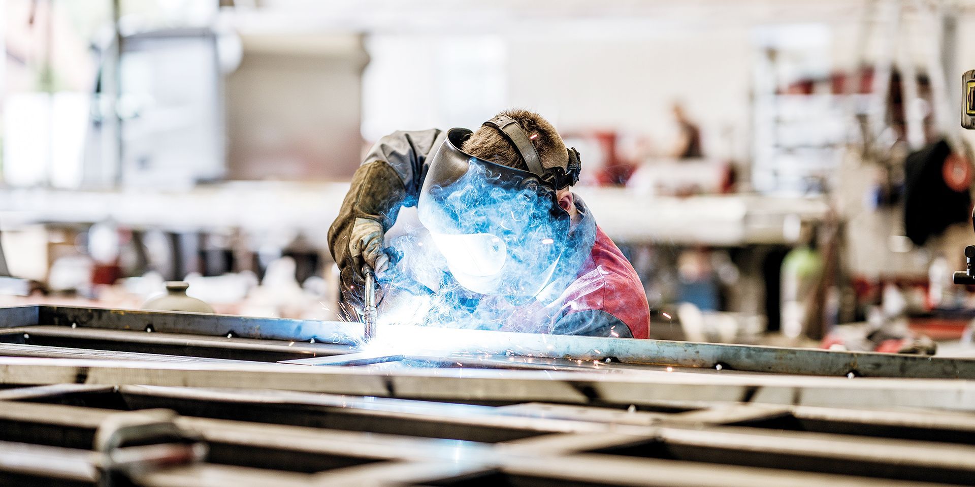 Precieze Vakmanschap: Een Medewerker bij het Lassen