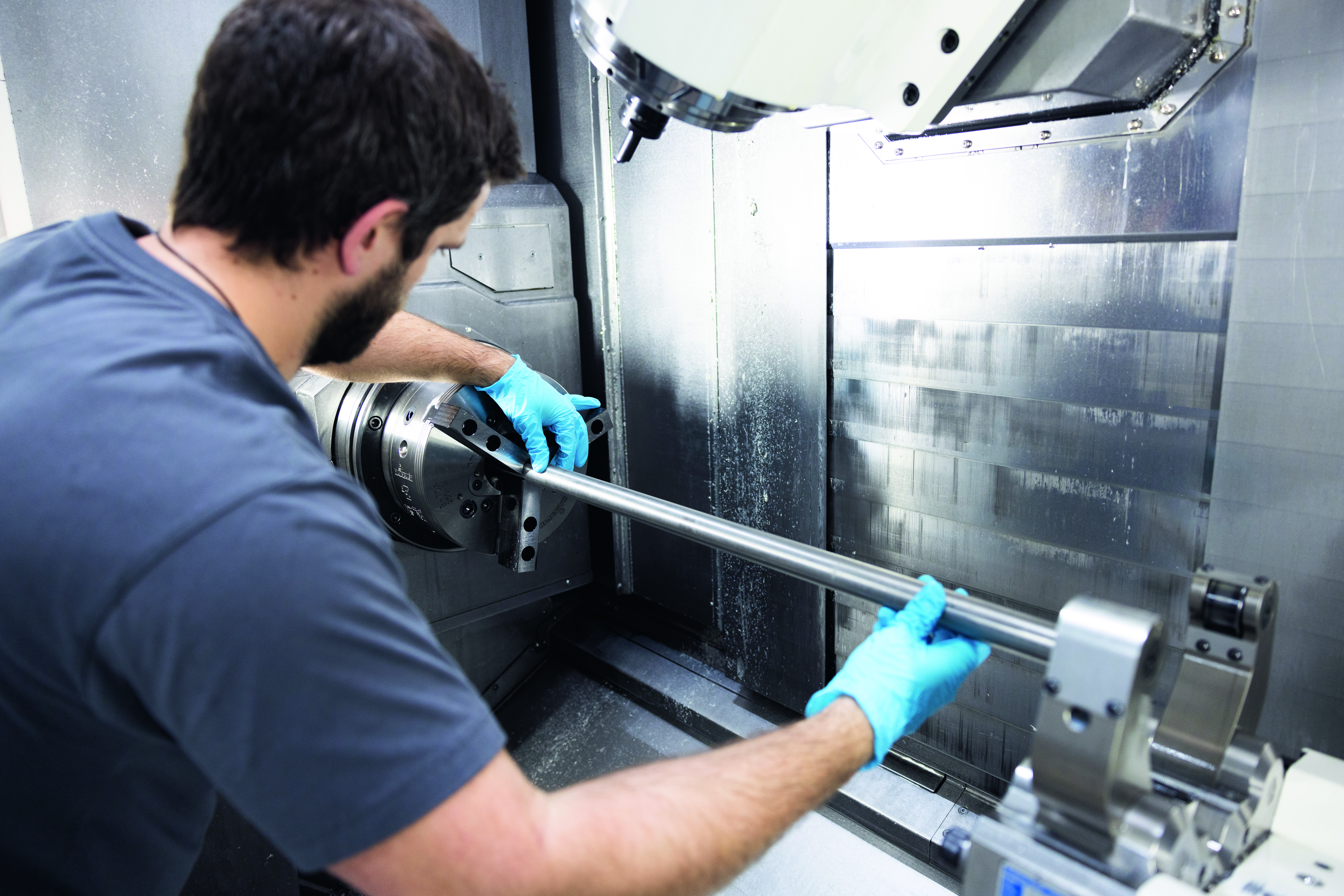 Macchinari all'avanguardia in azione, dimostrano le tecnologie più recenti utilizzate nella produzione di componenti leggeri