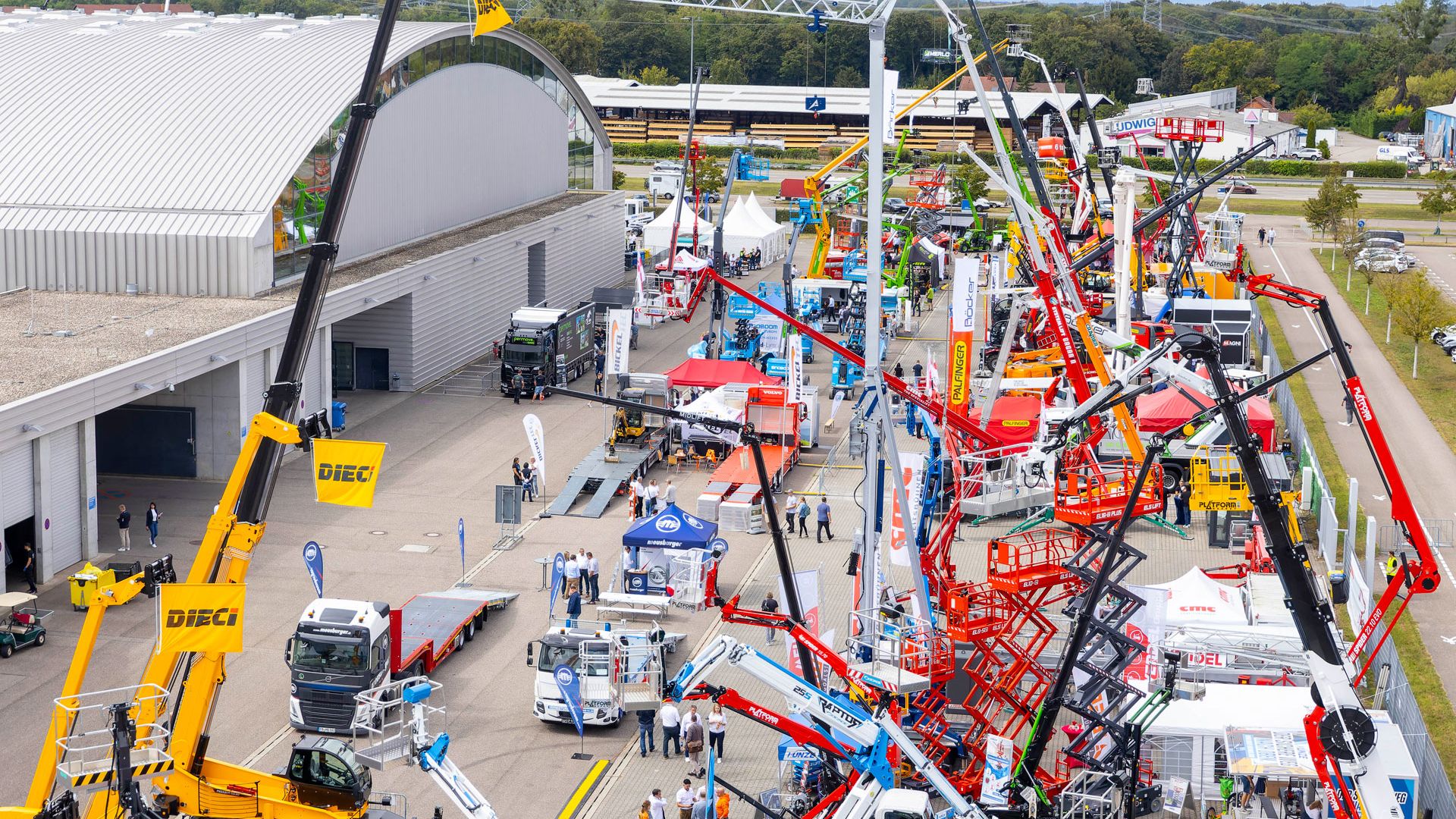 Hoogwerkers en kranen op de Platformers' Days