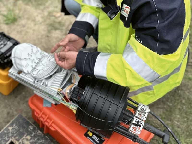 e-discom - Lavoro sulla fibra ottica su una giunzione interrata