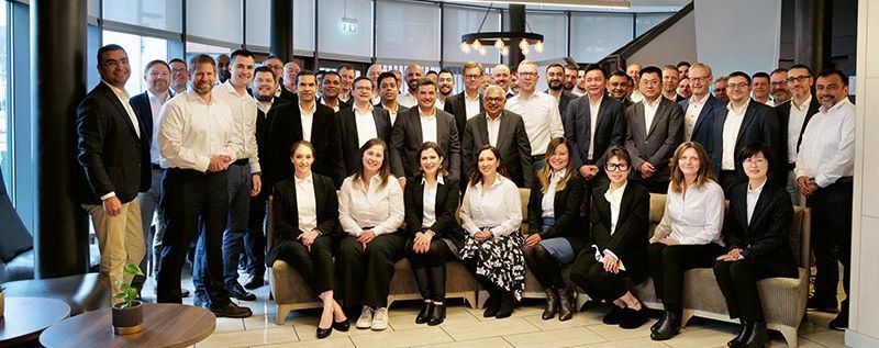 A HIMA Group nemzetközi értékesítési találkozójának résztvevői Manchesterben 2024-ben