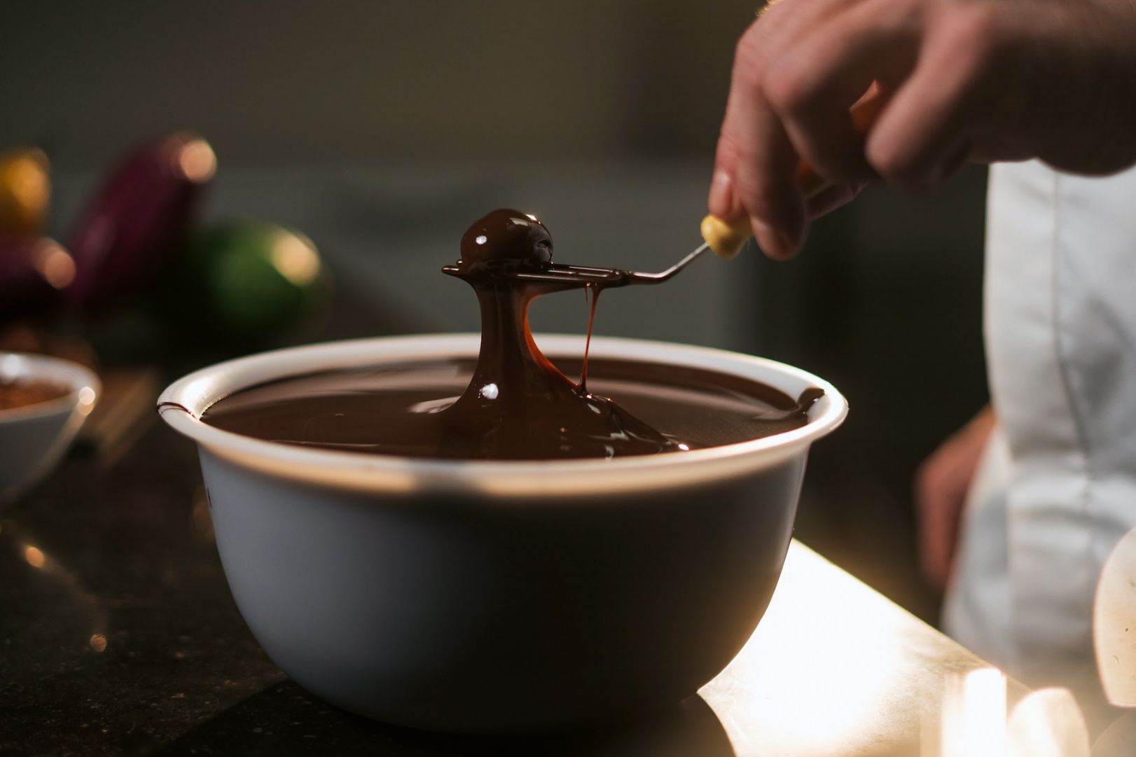 Gudrun Groep Mescolando cioccolato nella cucina sperimentale