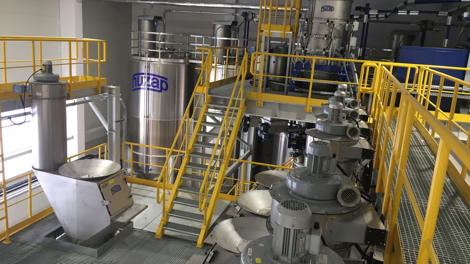 HUZAP projektuje i dostarcza kompleksowe systemy do produkcji, komponowania i przetwarzania tworzyw sztucznych