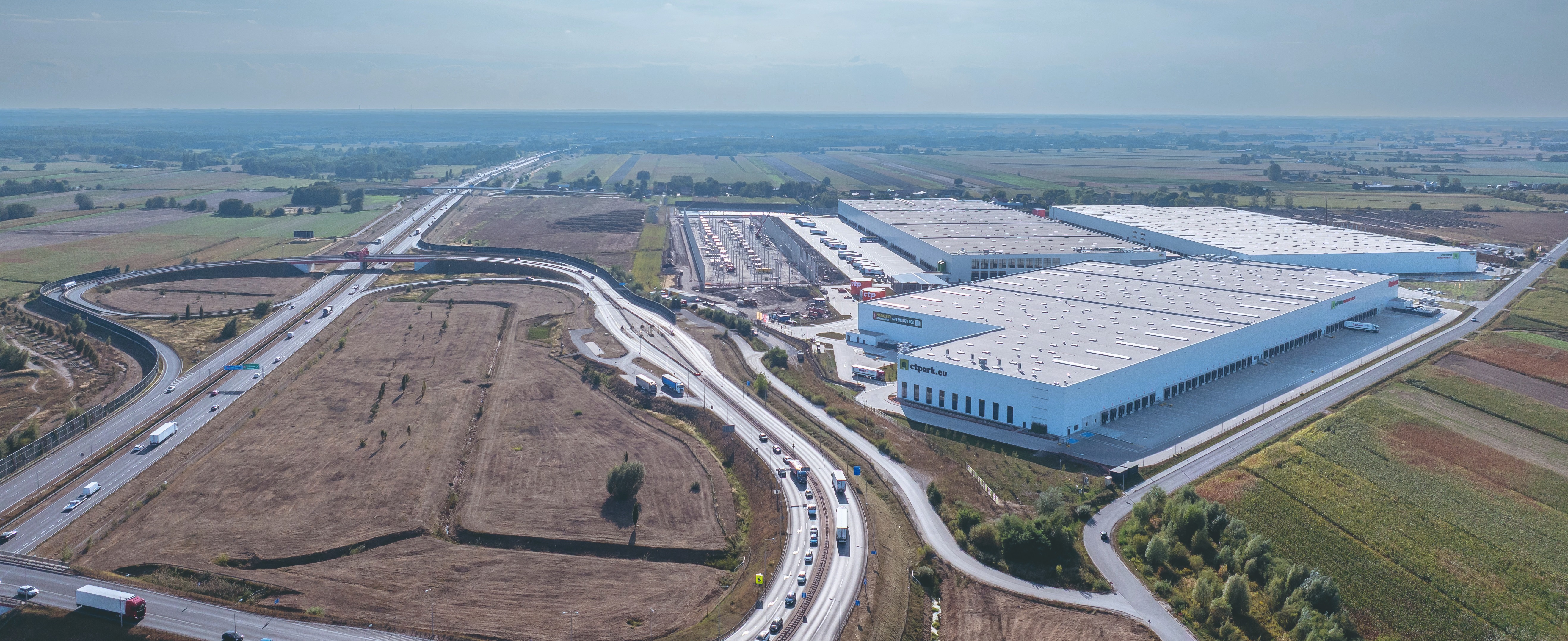 Vue aérienne de CTPark Warsaw West, montrant les phases achevées et les connexions fluides aux principales artères routières de la ville