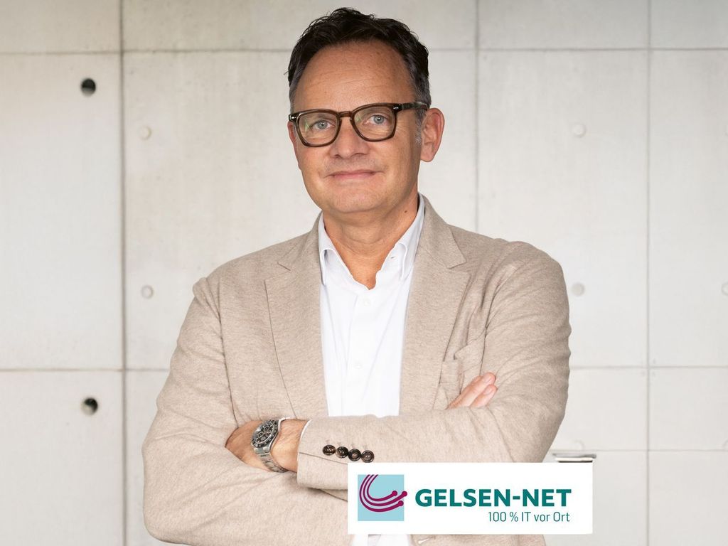 At Home in Two Worlds: Network and IT from a Single Source