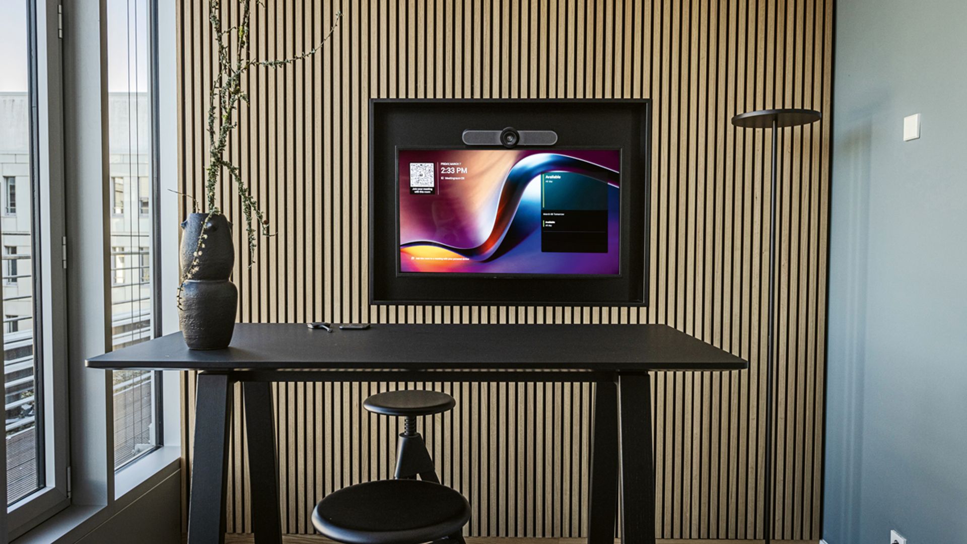 Ideal for smaller gatherings with interlocutors near and far: A suitably equipped huddle room from DEKOM helps smaller teams communicate effectively with the wider world.