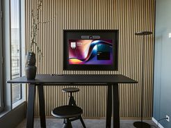 Ideal for smaller gatherings with conversation partners near and far: A suitably equipped Huddle Room from DEKOM helps smaller teams communicate effectively with the wider world.