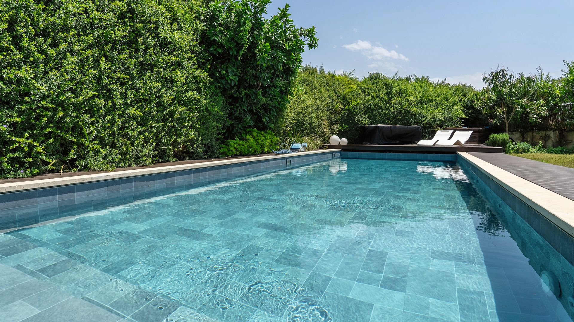 Le design UNIQUE Gris Dolomite est une membrane de piscine premium 3D qui combine l'esthétique de la pierre naturelle avec une surface tactile, créant un aspect et un toucher très réalistes