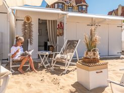 Une journée à Baja Beach & Bar : transats, vue sur la mer et une atmosphère calme et accueillante invitent les visiteurs à se détendre et à profiter du moment