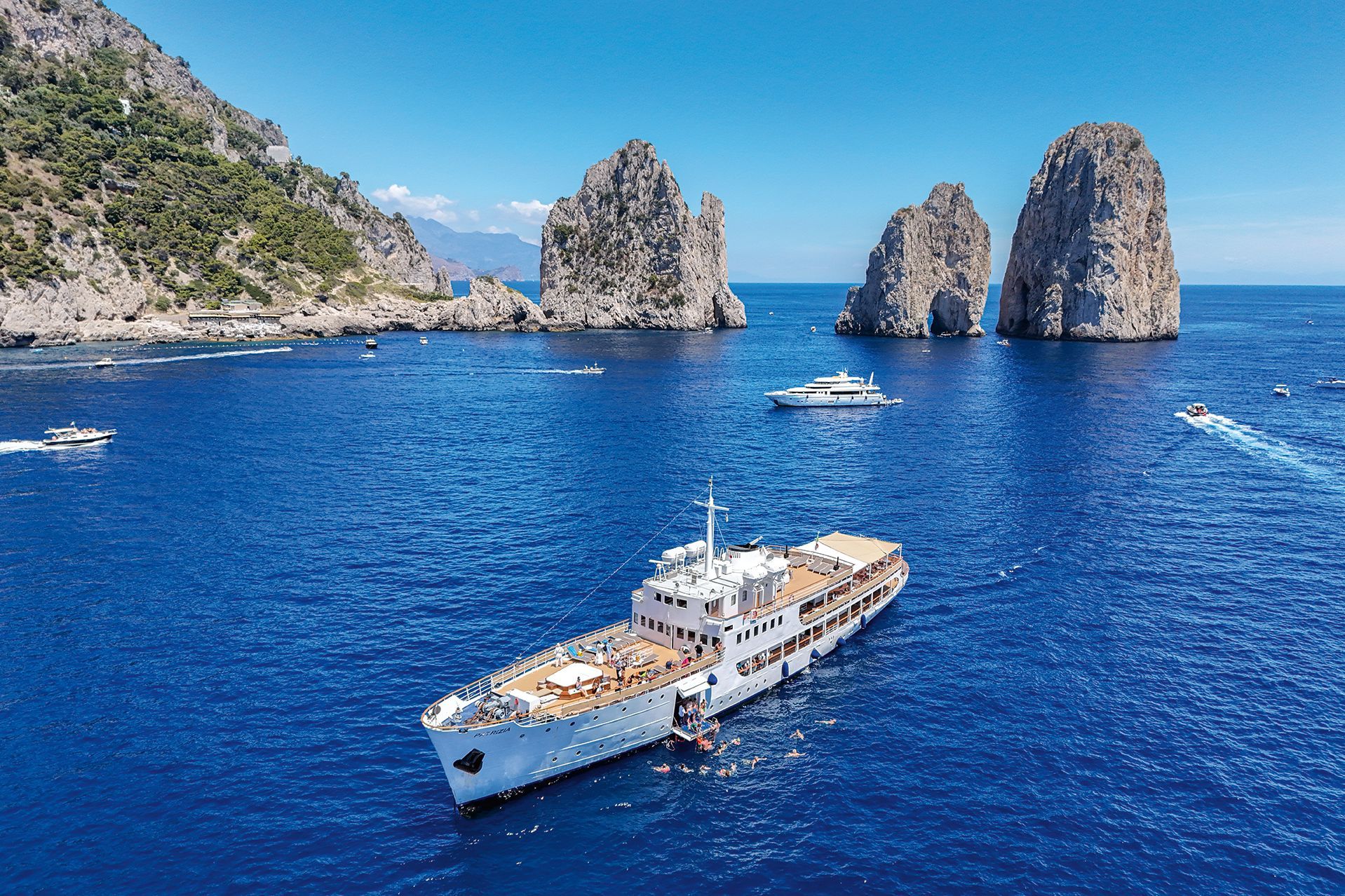 Navigazione Libera Del Golfo s.r.l. Luxury Yacht off Capri