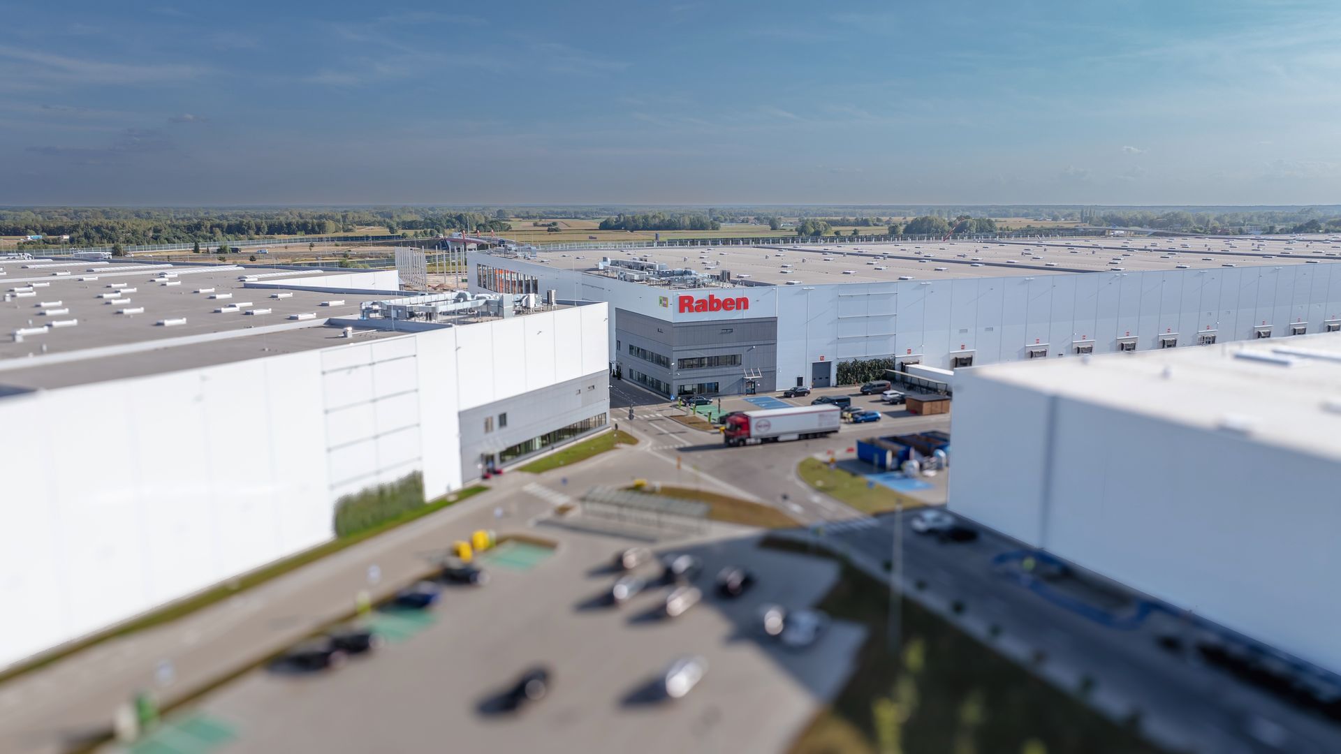 Halls d'entrepôt à grande échelle à CTPark Warsaw West, conçus pour des opérations industrielles haute performance