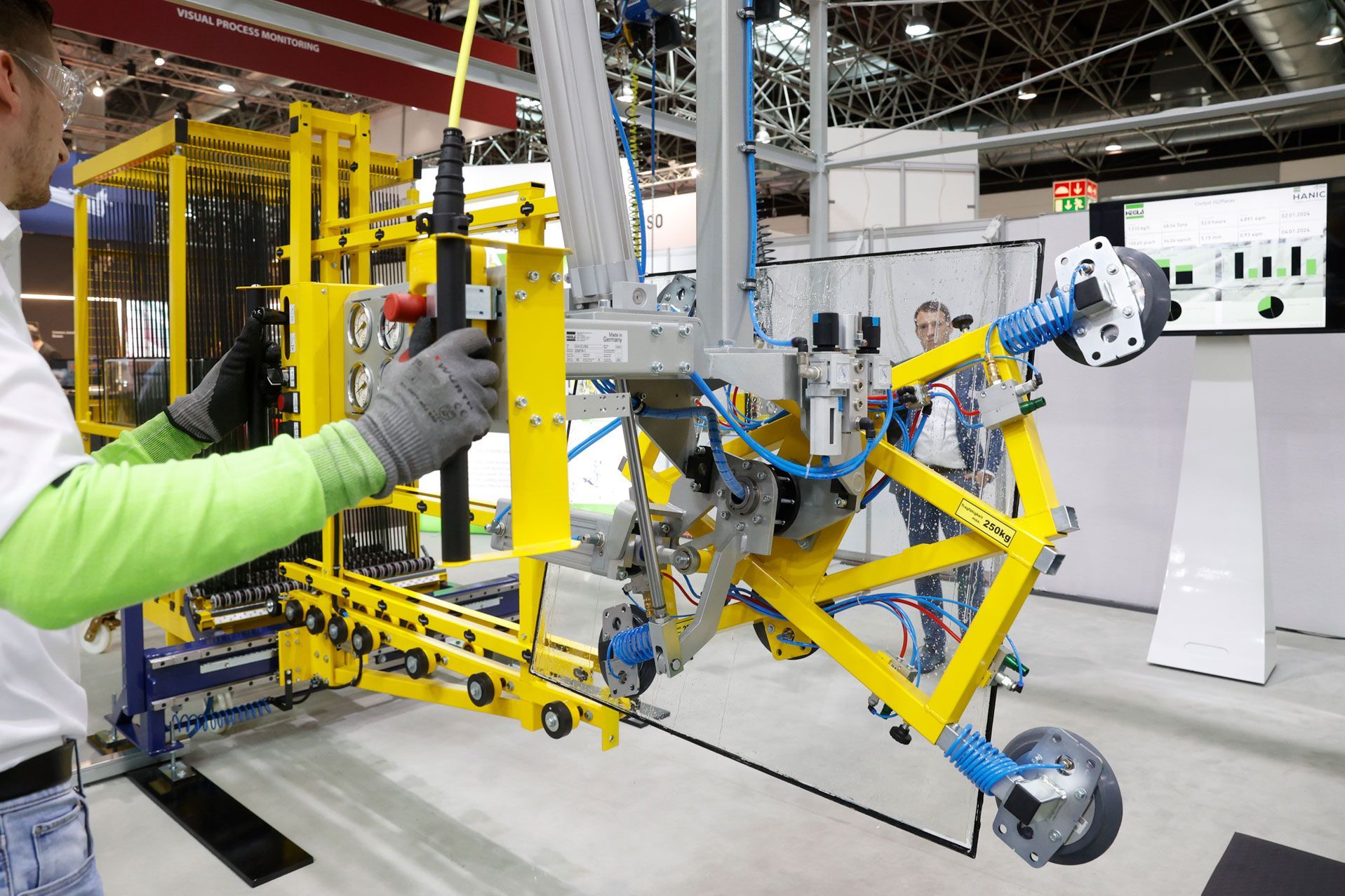 Automatización en el procesamiento de vidrio en glasstec