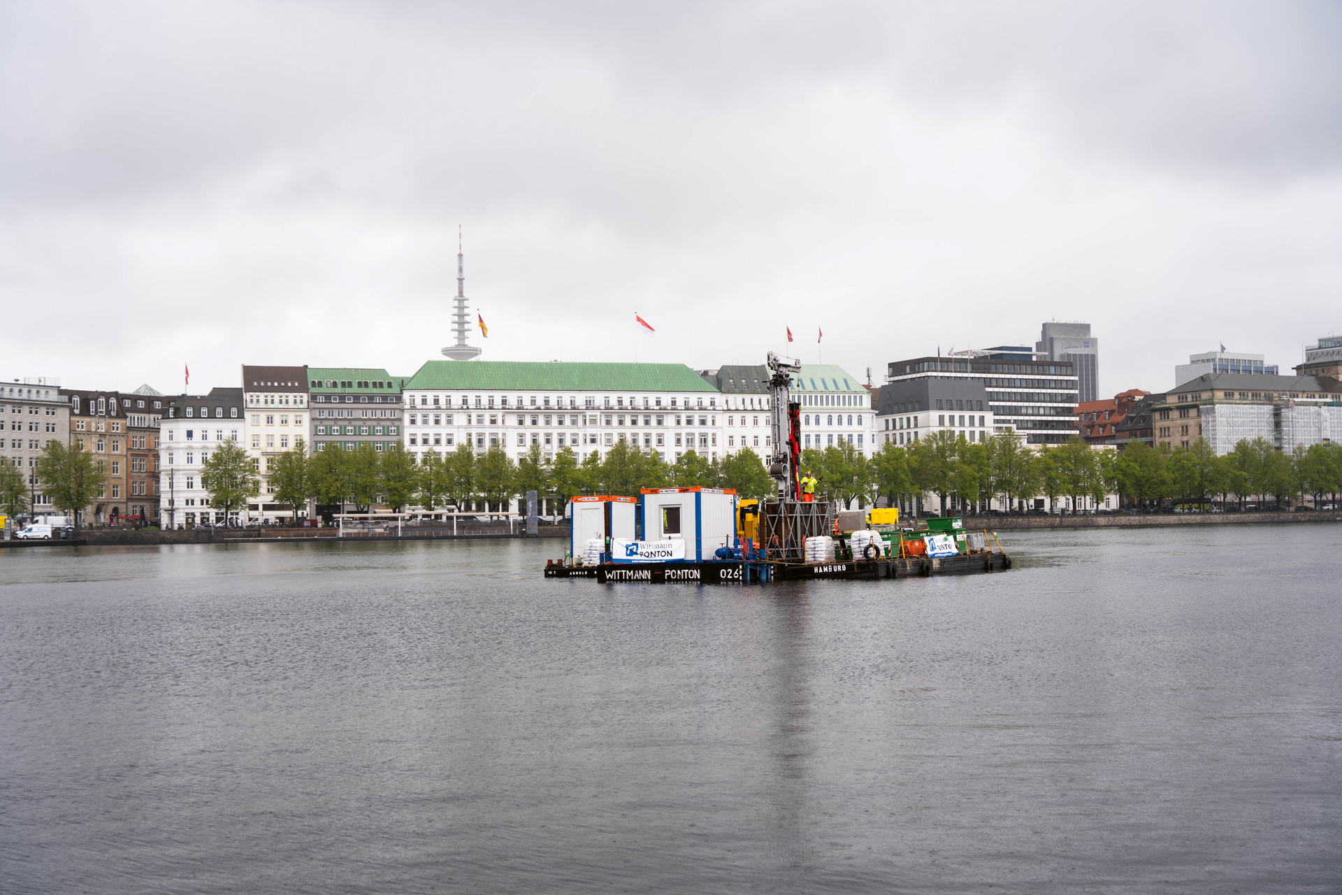 Un ponton sur l'Alster intérieur à Hamburg, où une filiale est prévue dans le futur