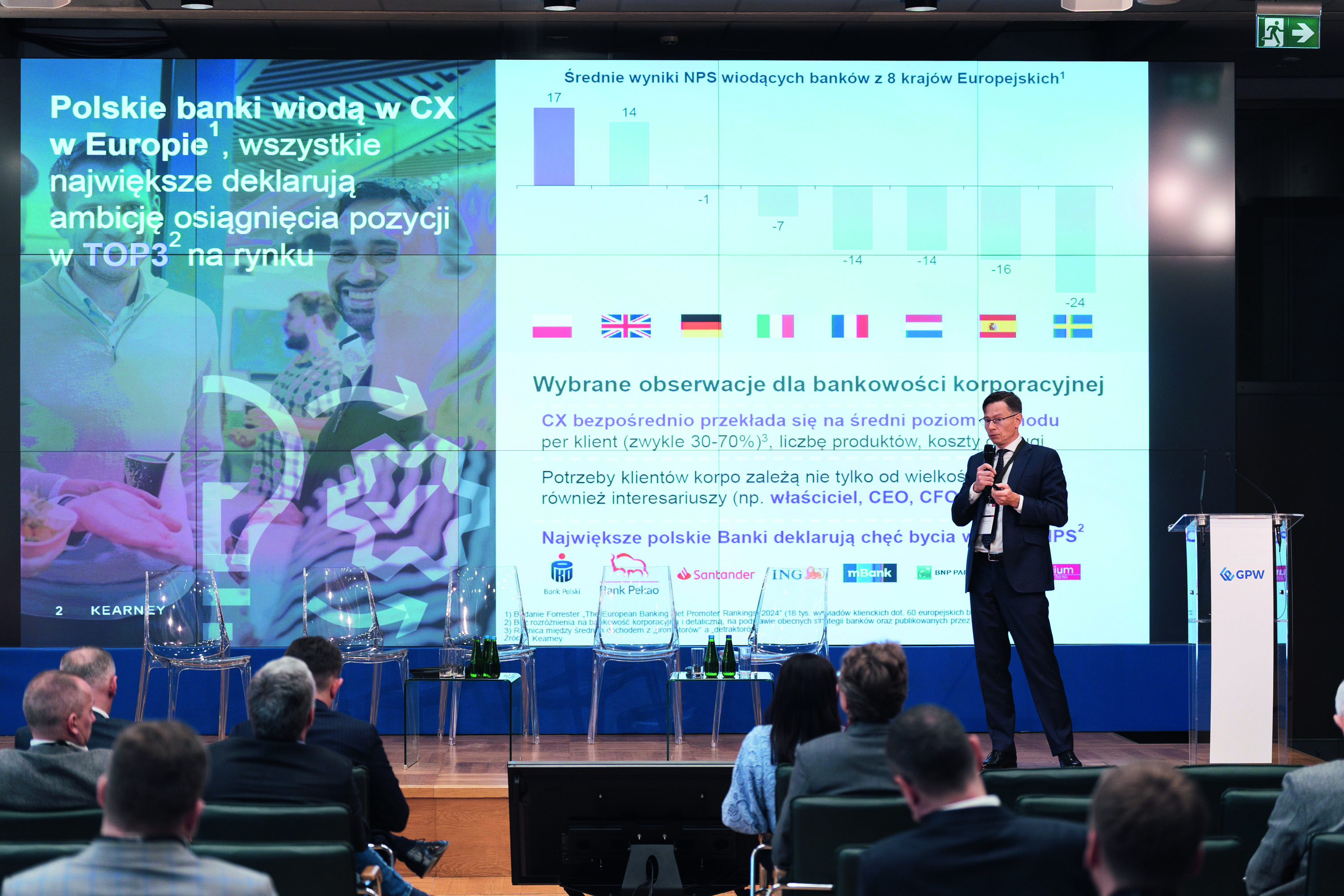 Competenza in azione: il ruolo di leader nel pensiero di Kearney sul palco sottolinea il suo ruolo di consulente di fiducia nella presa di decisioni ad alto impatto