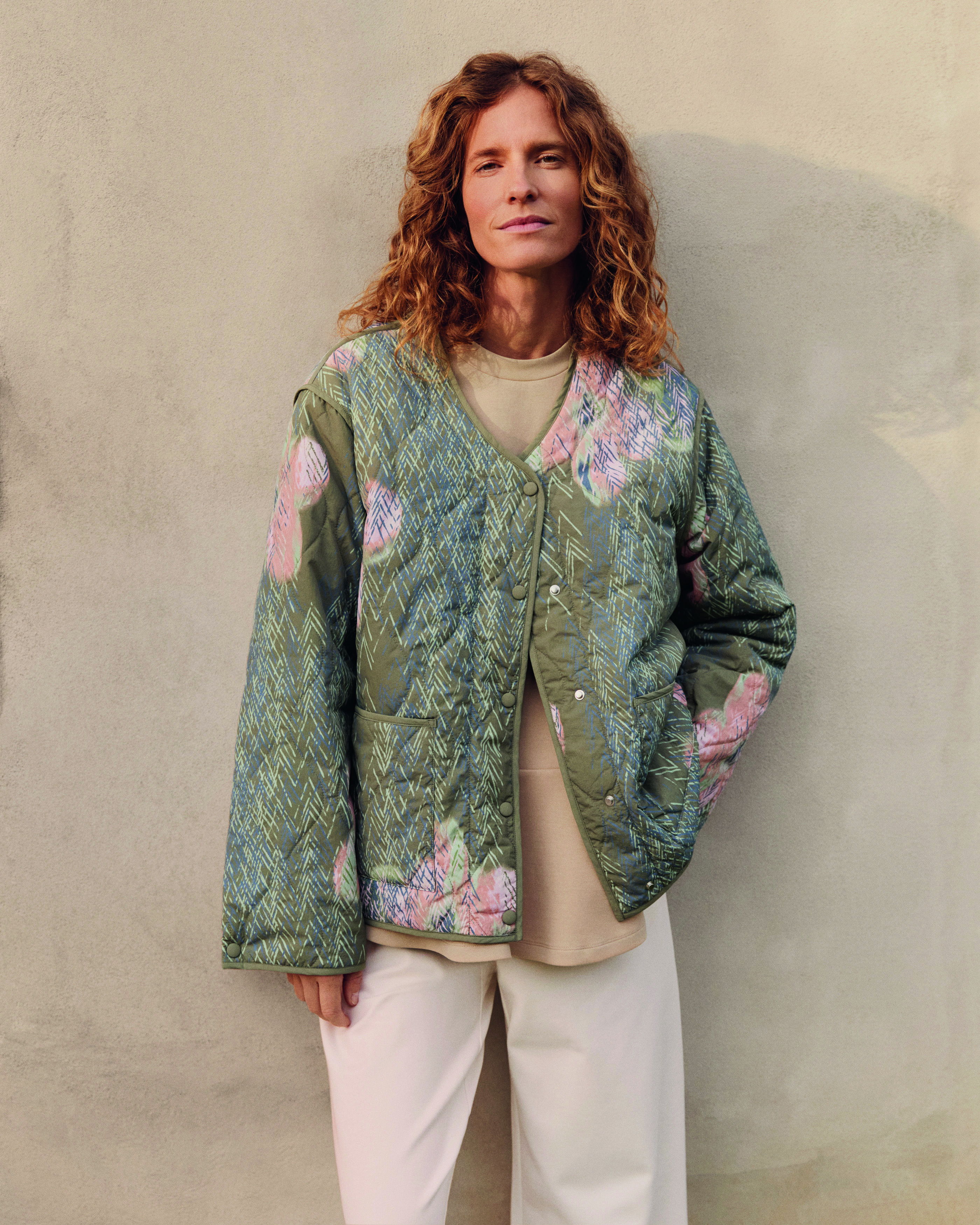 Entra nella primavera con una stampa ispirata alla natura e una giacca morbida trapuntata