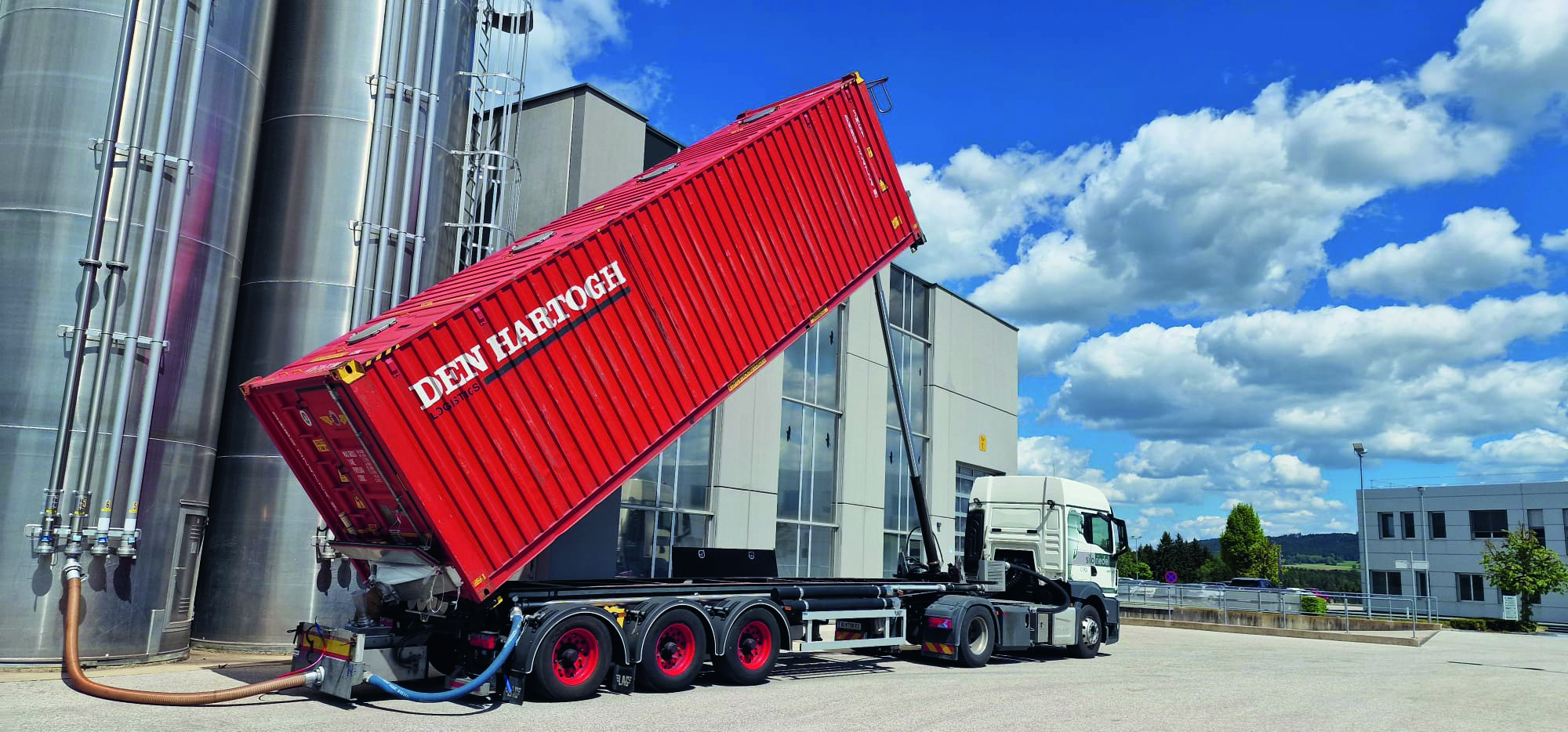A growing field of business: Silo Riedel transports plastic granulate for industrial customers such as Lenzing, broadening its activities beyond construction materials
