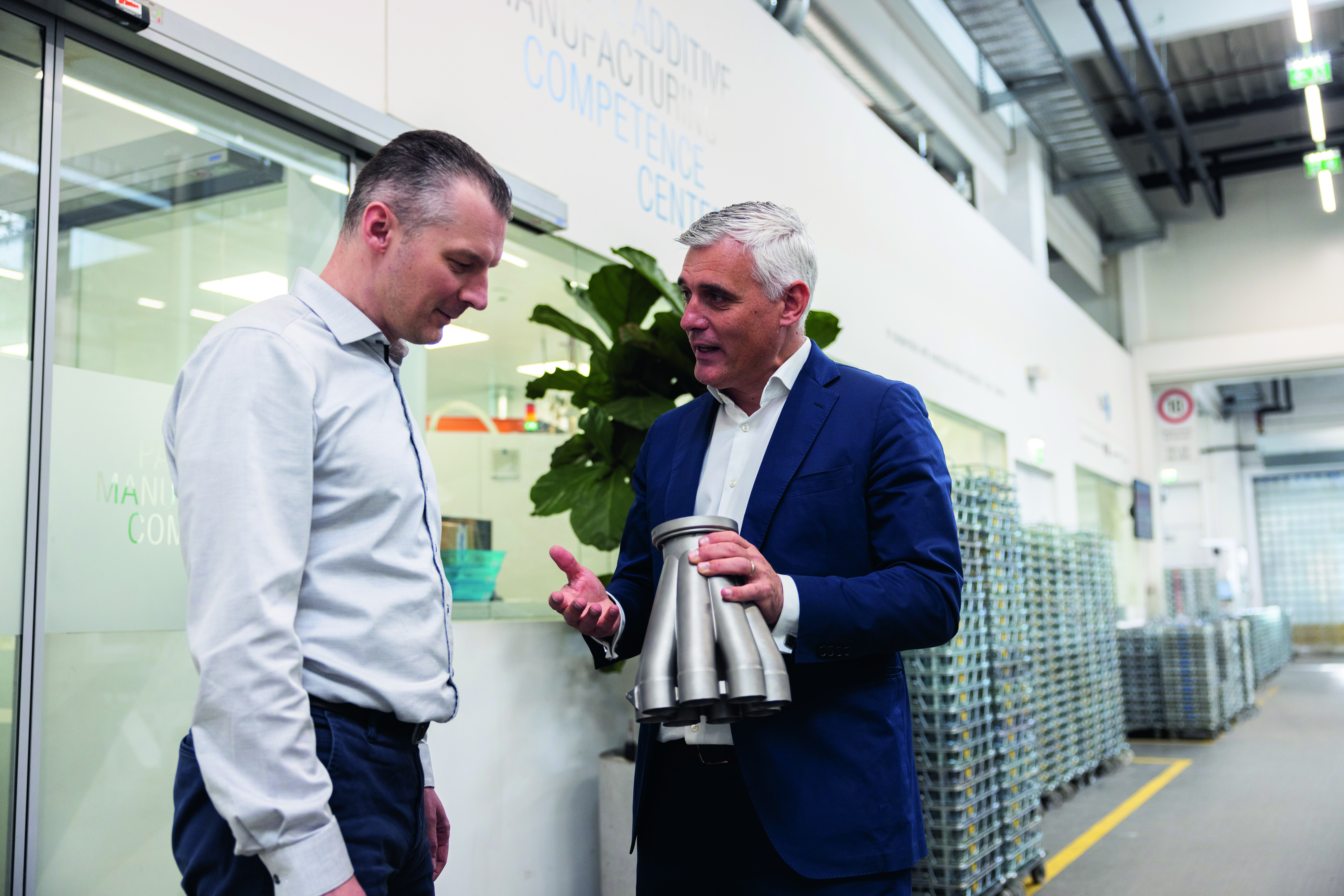 Stefan Seidel che supervisiona la linea di produzione, sottolineando l'importanza dell'innovazione e della sostenibilità