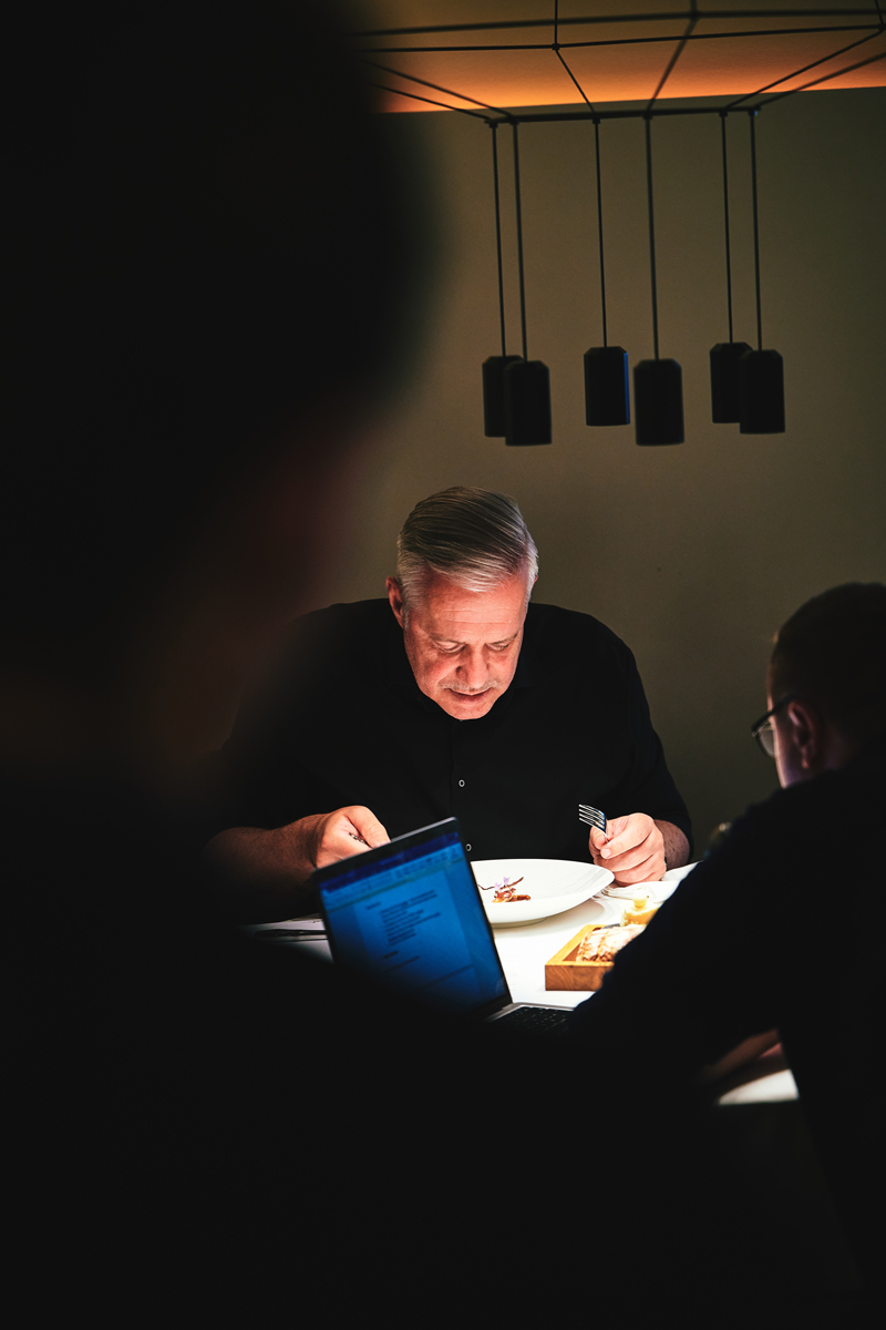 Degustacja wszystkimi zmysłami: Alexander Herrmann testuje nowe menu AURA