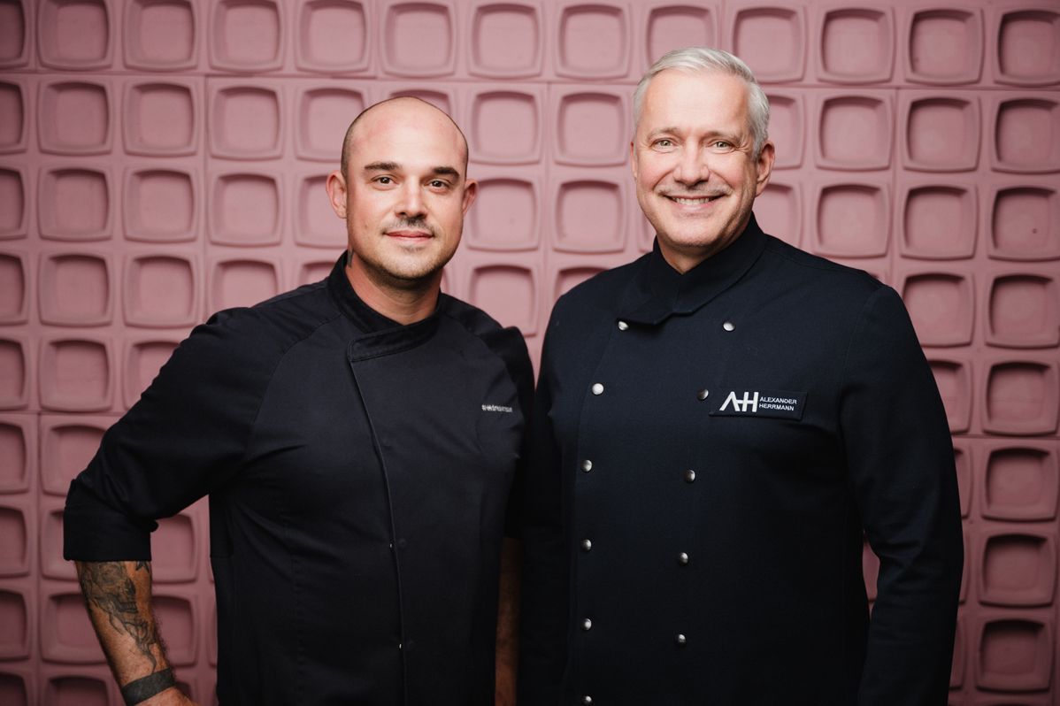 Michi Seitz, szef kuchni i dyrektor gastronomiczny Imperial w Norymberdze, z Alexandrem Herrmannem