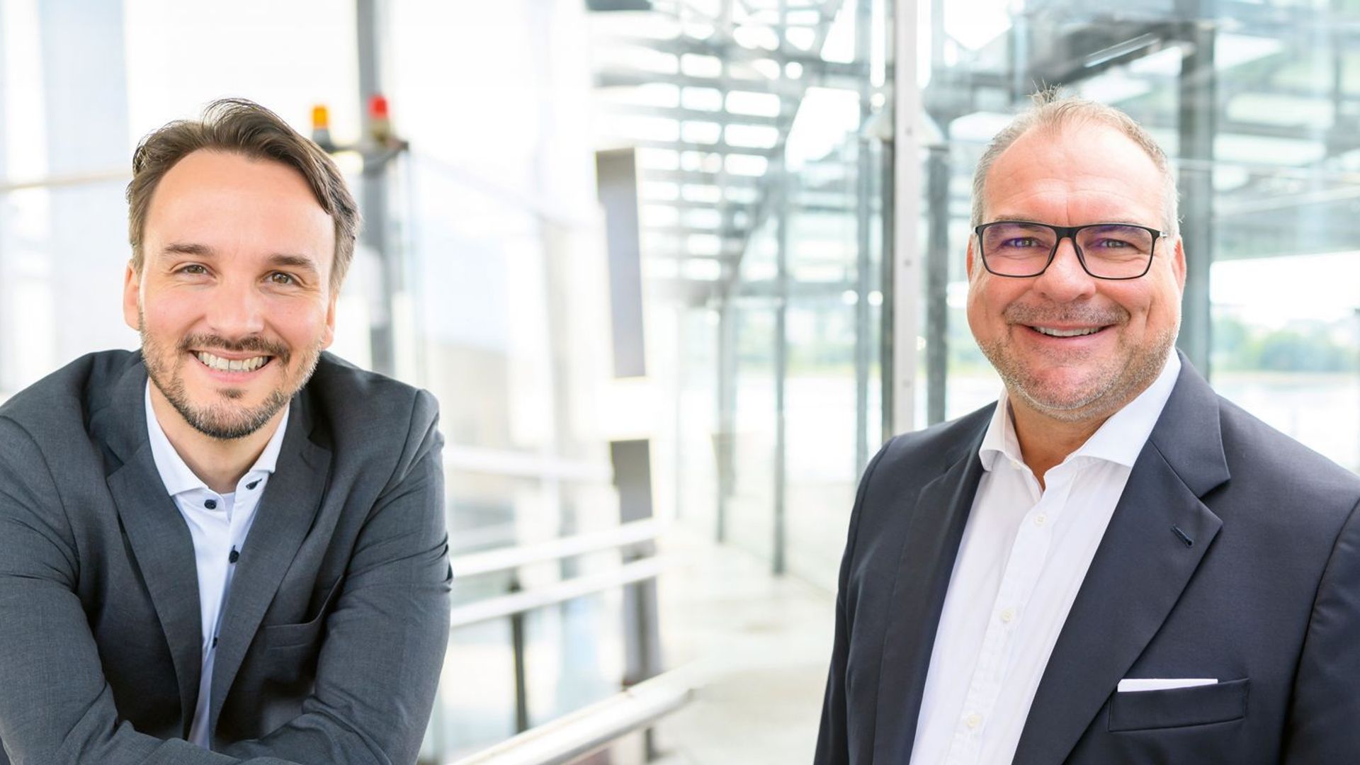Andreas Dehlzeit, Sprecher der Geschäftsführung und Christian Grosshardt,  Teamleiter Marketing der SozialFactoring GmbH