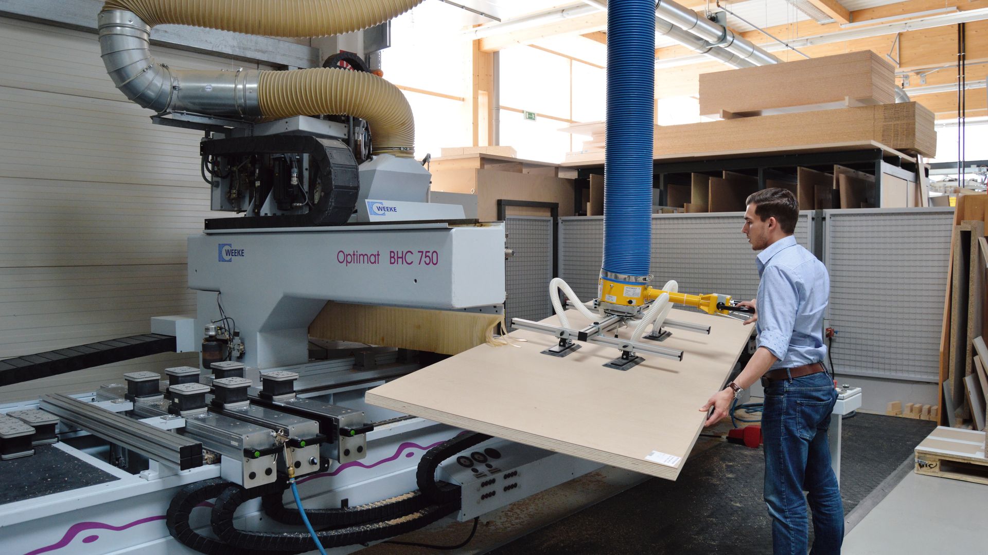 The VacuPowerlift from Albert Fezer Maschinenfabrik GmbH enables the ergonomic and efficient loading of CNC machines, improving both productivity and workplace safety